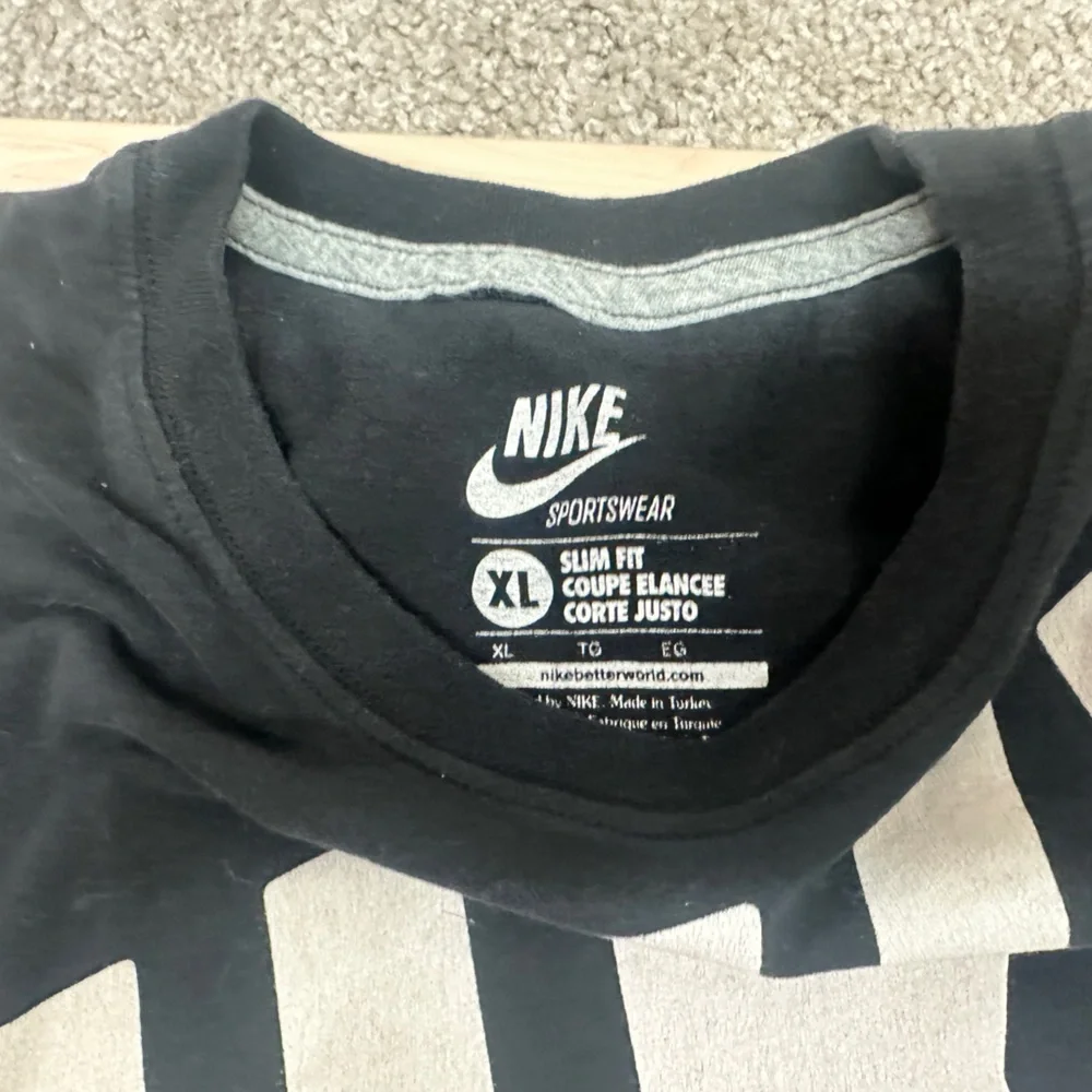 Nike Logo Tshirt - Picture 2 of 6